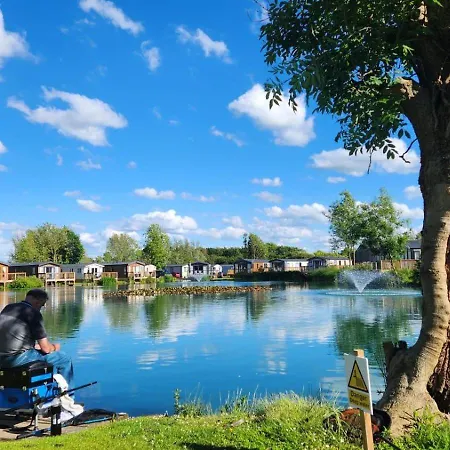 Hot Tub - York - Fishing Lakes - Free Parking - 5 Star Country Park - 1 *