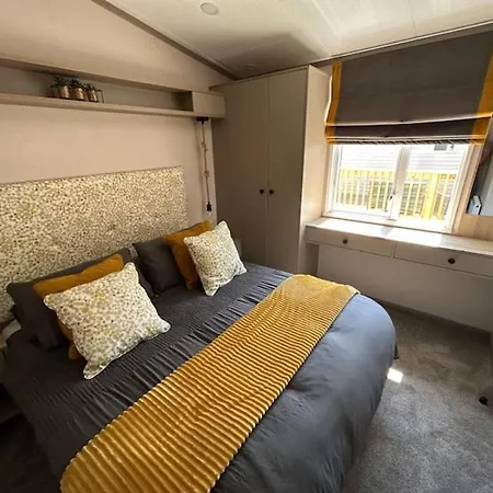 Holiday home Hot Tub - York - Fishing Lakes - Free Parking - 5 Star Country Park - 1