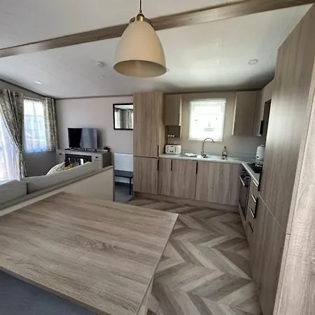 Hot Tub - York - Fishing Lakes - Free Parking - 5 Star Country Park - 1 Holiday home *