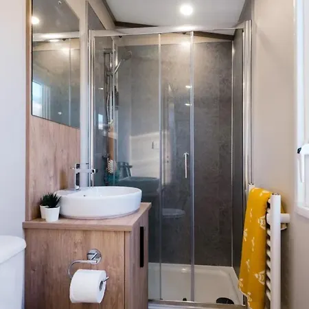 Hot Tub - York - Fishing Lakes - Free Parking - 5 Star Country Park - 1 Holiday home Little Habton