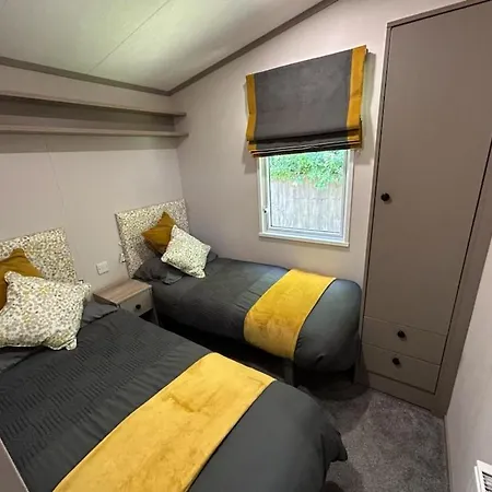 Holiday home Hot Tub - York - Fishing Lakes - Free Parking - 5 Star Country Park - 1 Little Habton