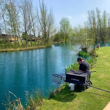 Holiday home Hot Tub - York - Fishing Lakes - Free Parking - 5 Star Country Park - 1