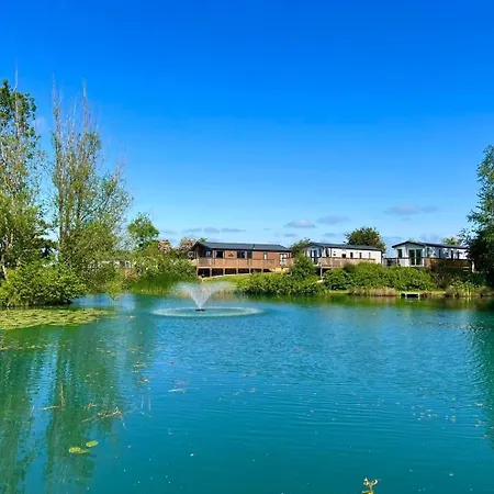 Hot Tub - York - Fishing Lakes - Free Parking - 5 Star Country Park - 1 Holiday home Little Habton