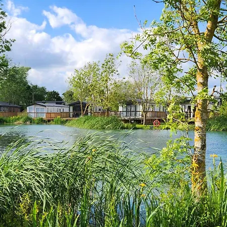 Hot Tub - York - Fishing Lakes - Free Parking - 5 Star Country Park - 1 Holiday home